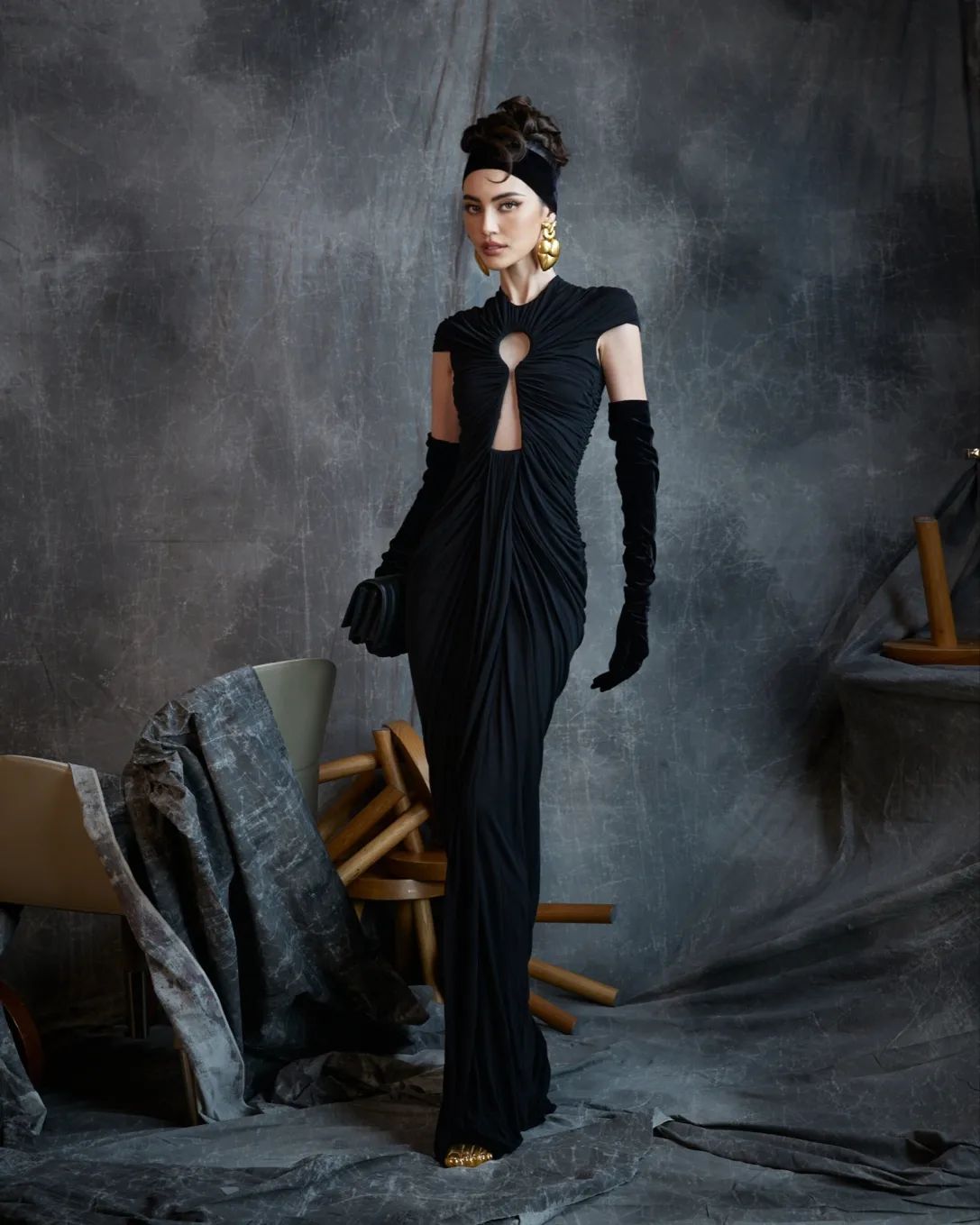 BRIANNA DRAPIERTES, SCHWARZES BODYCON-KLEID MIT SCHLÜSSELHOCHAUSSCHNITT