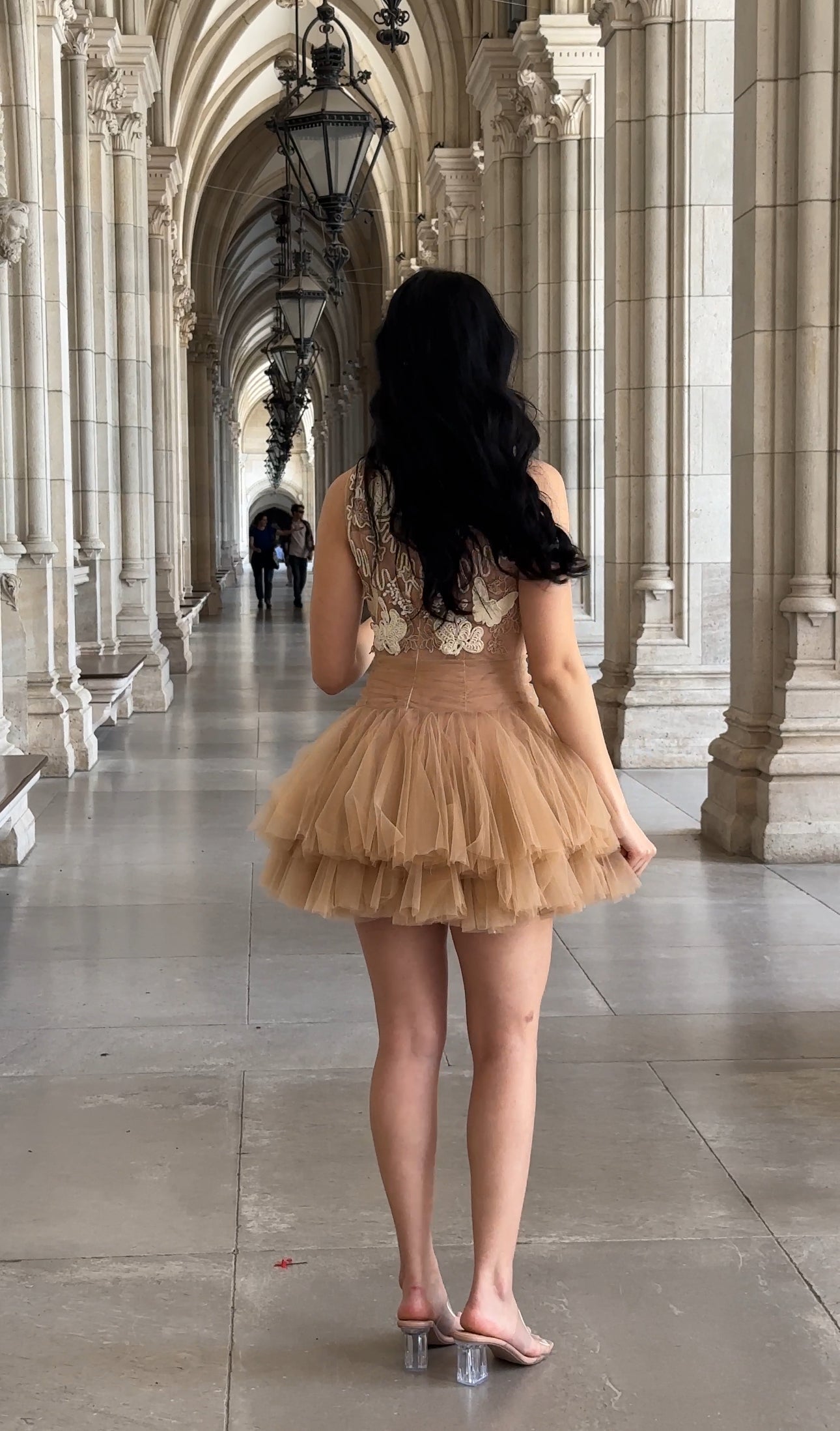 Ballerina | Beiges Tüll-Minikleid mit 3D-Applikation