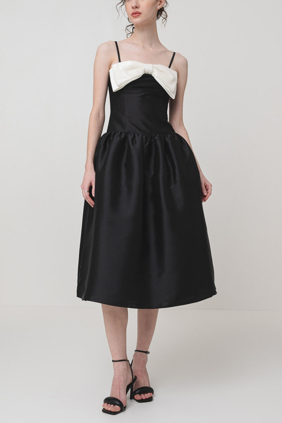 Robe midi en taffetas noir ornée d'un nœud