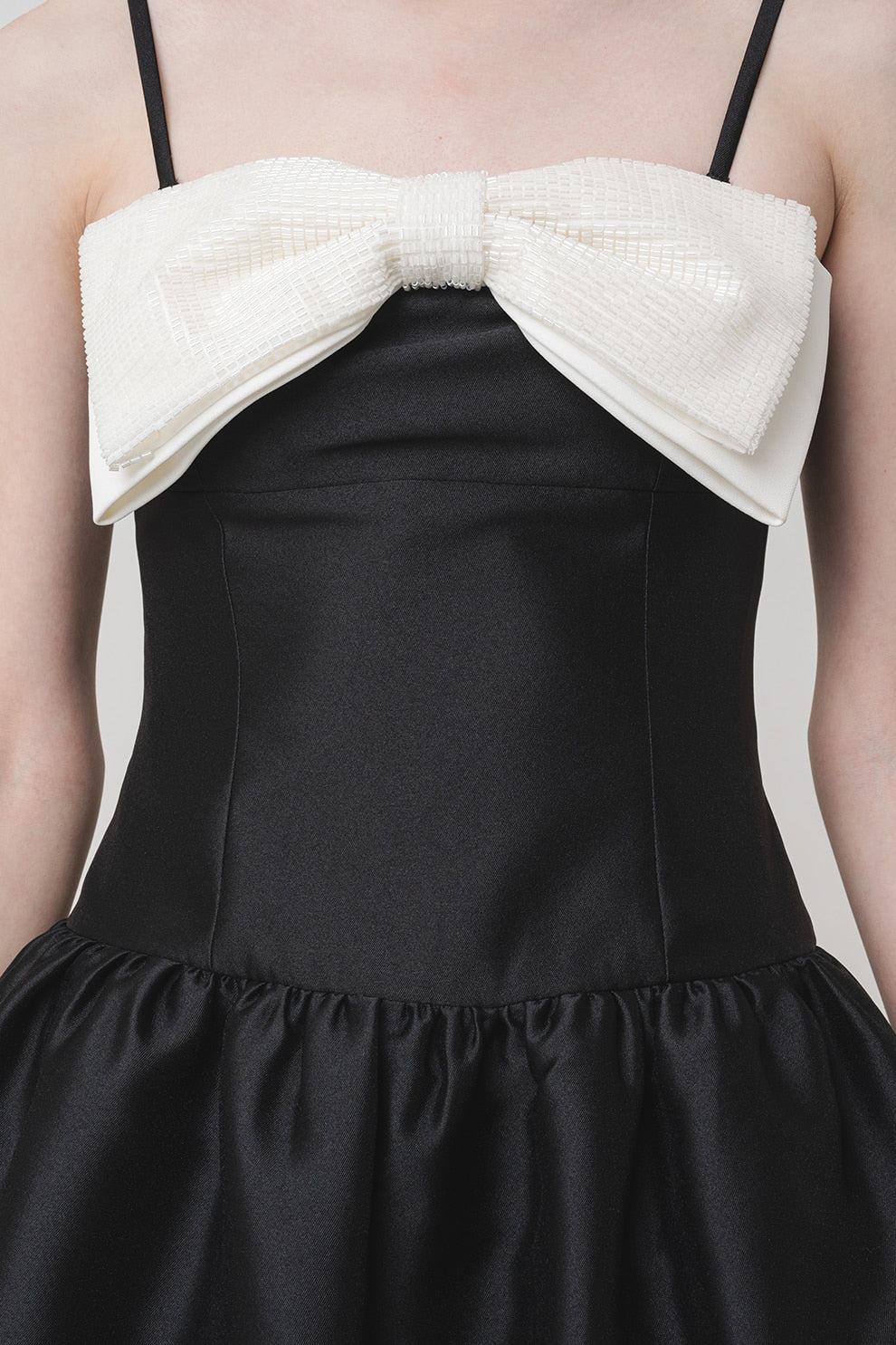 Robe midi en taffetas noir ornée d'un nœud