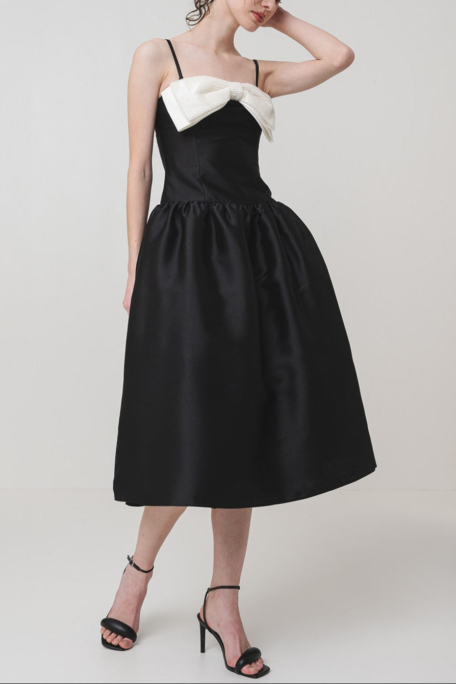 Robe midi en taffetas noir ornée d'un nœud