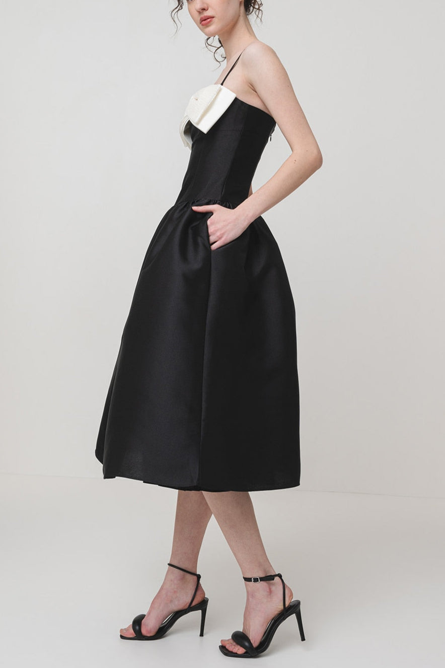 Robe midi en taffetas noir ornée d'un nœud