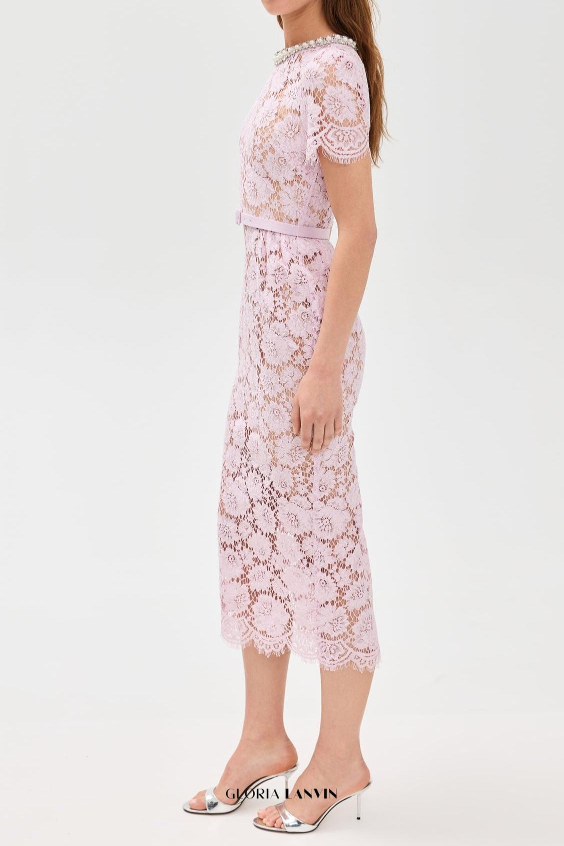 Rosa Midikleid aus hohler Spitze und Perlen