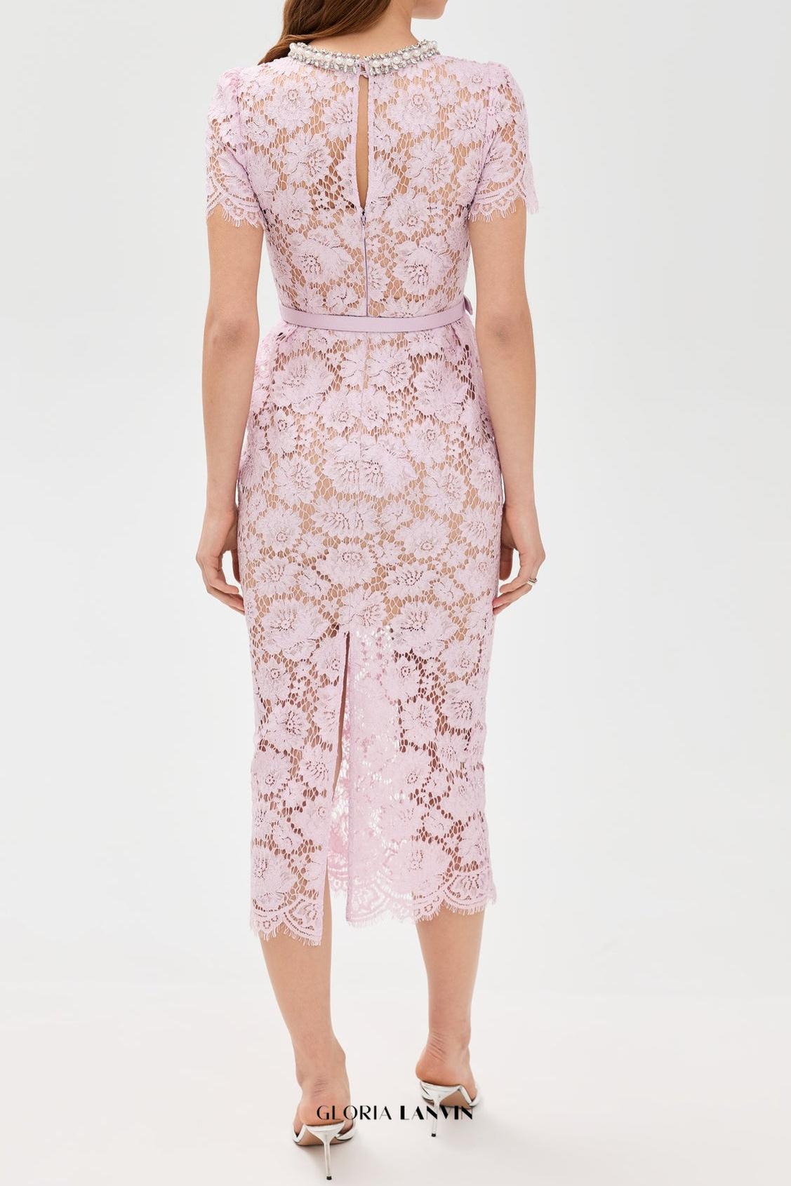 Rosa Midikleid aus hohler Spitze und Perlen