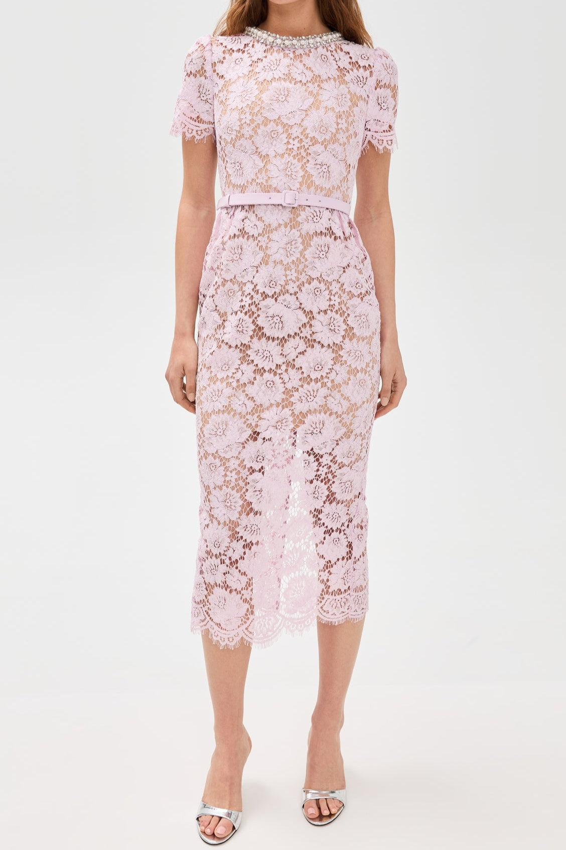 Rosa Midikleid aus hohler Spitze und Perlen