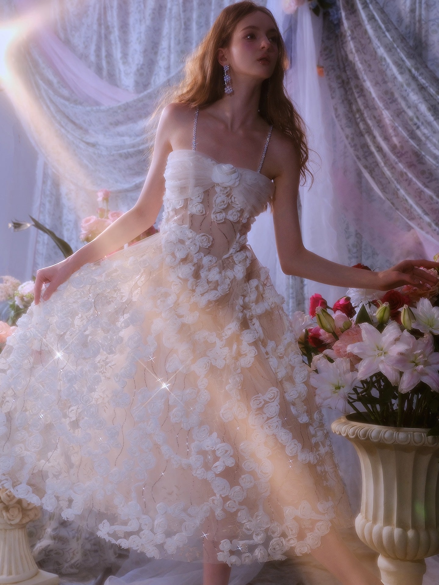 Robe longue blanche à chaîne de strass et fleurs stéréoscopiques