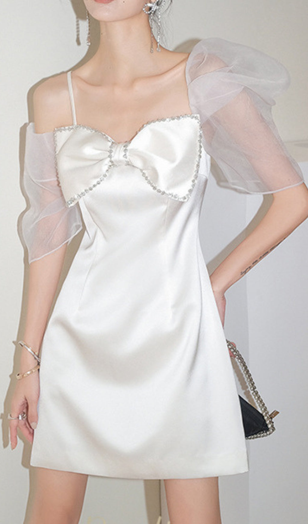 ROBE MINI À NŒUD À MANCHES BOUFFANTES BLANCHE