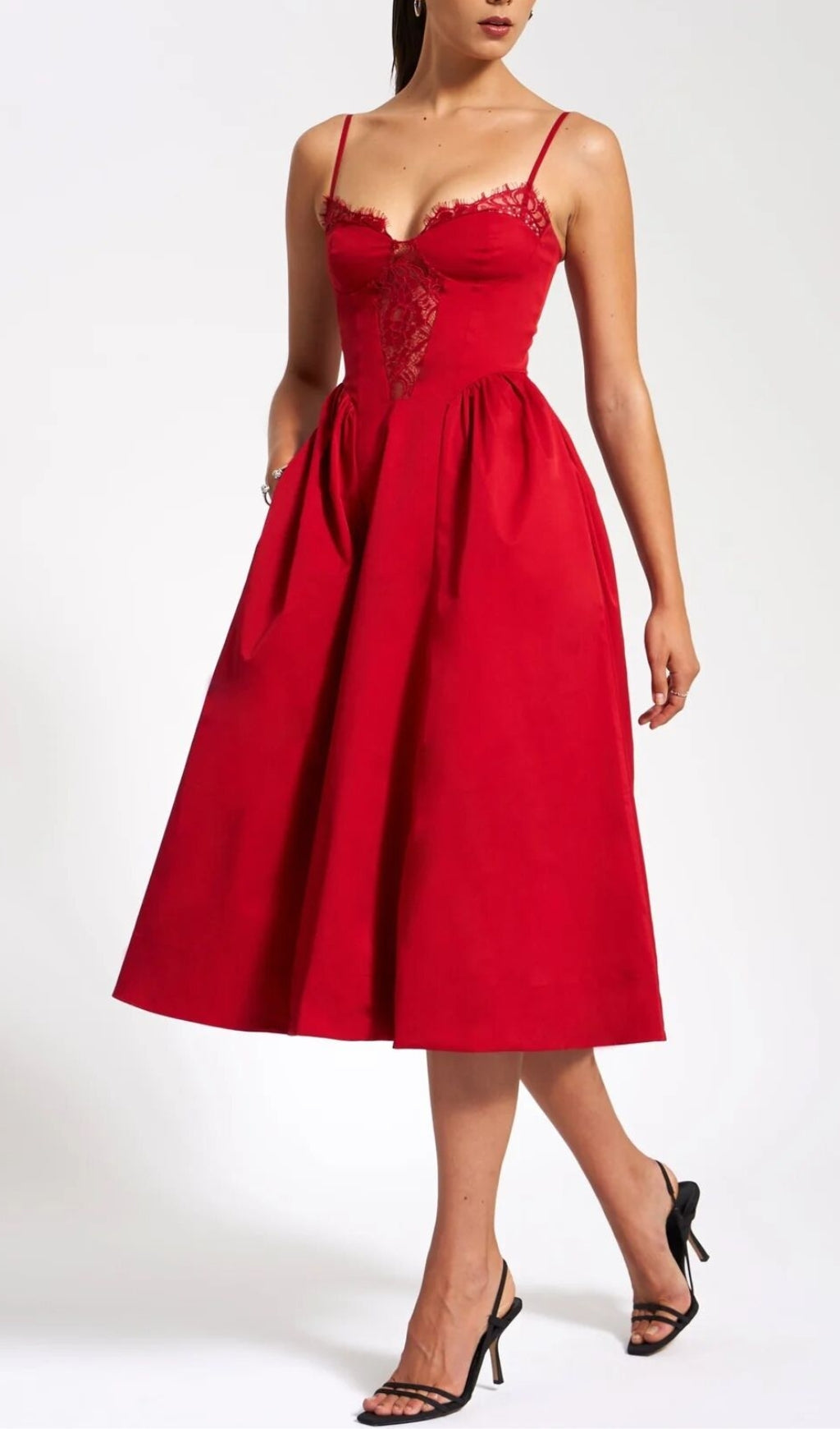 ROTES MIDIKLEID MIT SPITZENBESATZ