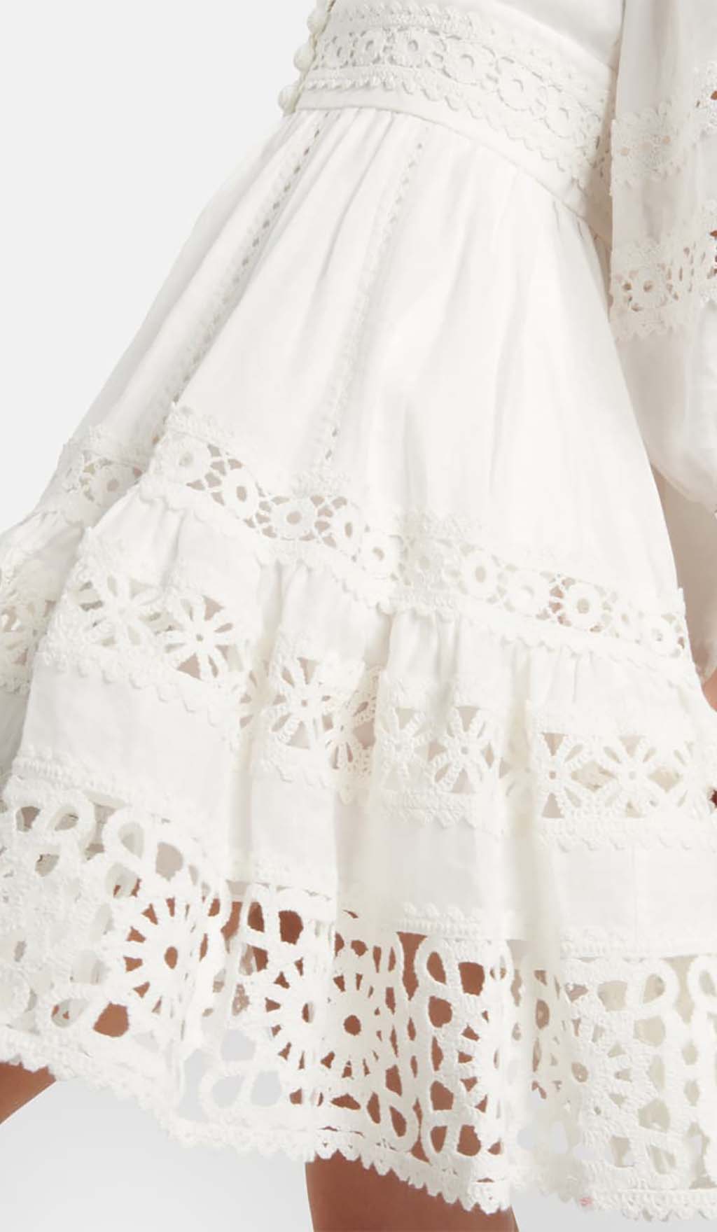 MINIKLEID AUS SPITZE MIT TIEFENAUSSCHNITT IN WEISS